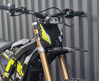 Originální tabulka se startovním číslem Surron Light Bee Off-Road (2025)