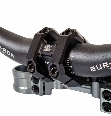 96 Power Parts présente fièrement notre nouvelle potence directe, conçue et fabriquée à partir de zéro, de qualité supérieure, pour les vélos lourds comme Sur-Ron, Surron LBX, Talaria, ERIDE Pro, 79Bike et plus encore. Noir