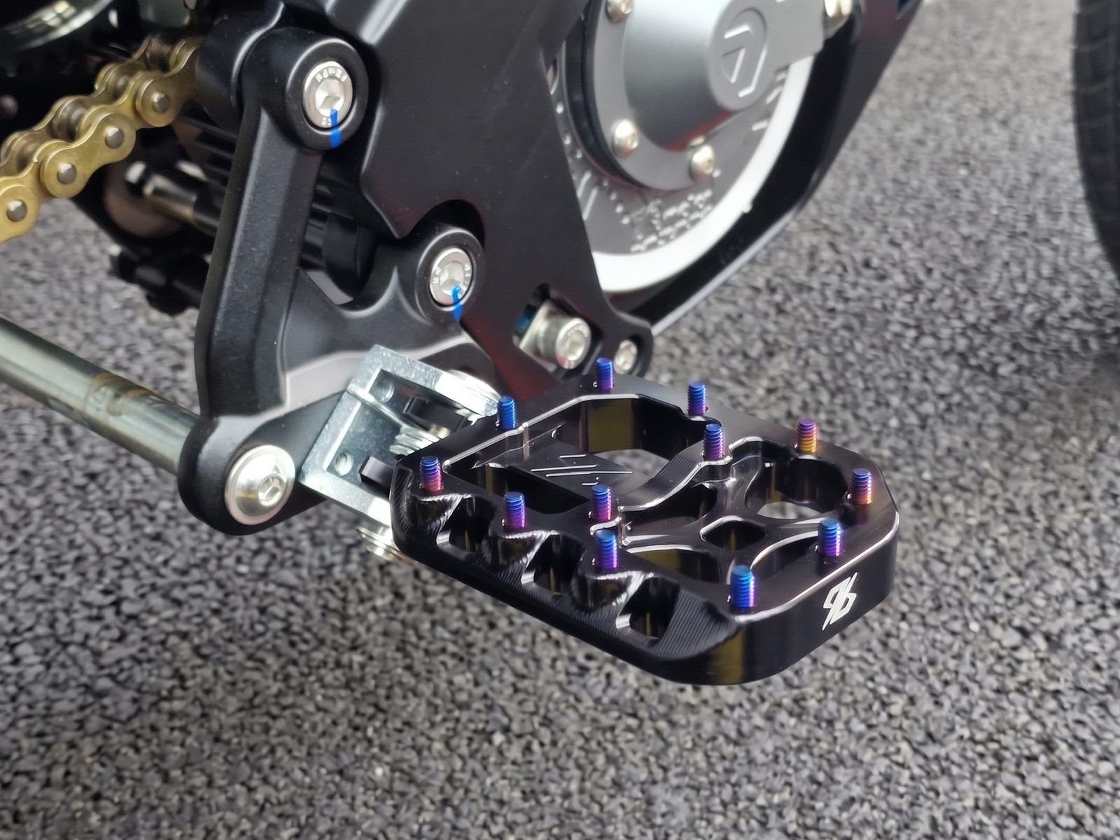 Breite Fußrasten von 96 Power Parts an einer 79BIKE Falcon PRO