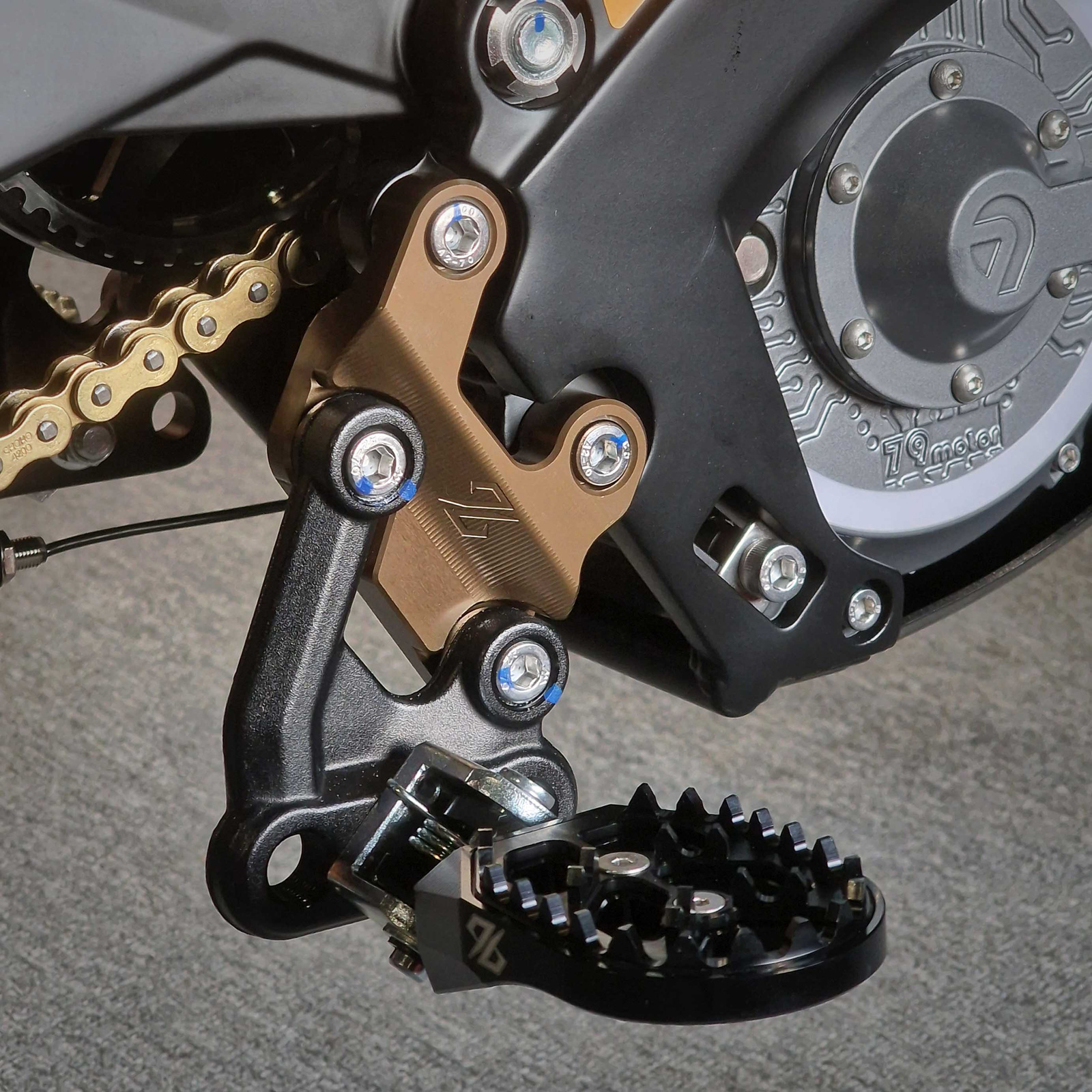 Zestaw obniżający podnóżki -25 mm złoty brąz — 79Bike Falcon Pro / GT