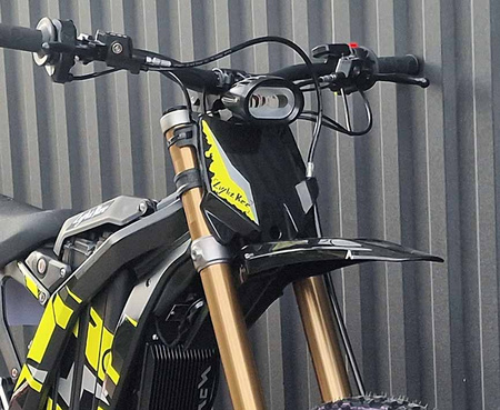 Originální tabulka se startovním číslem Surron Light Bee Off-Road (2025)