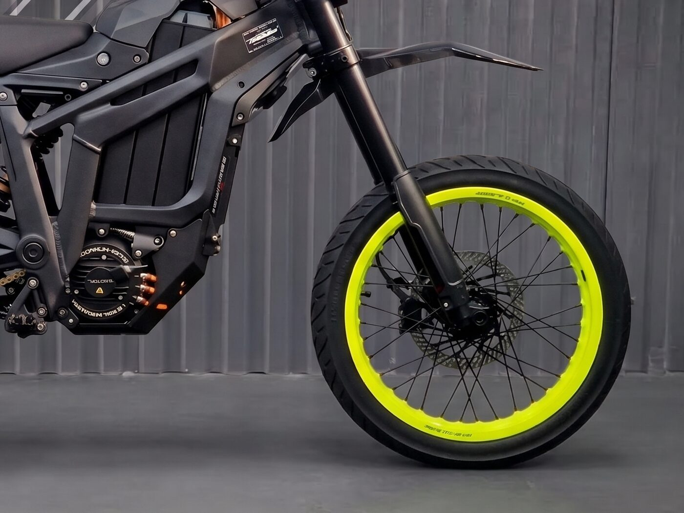 Ruedas supermoto de 17″ — llantas, radios y bujes montados en los colores que elijas.