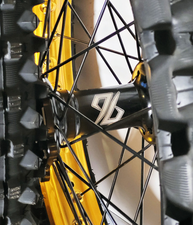 Zakázková sada kol OFF-ROAD 18″/21″ — Sur-Ron Ultra Bee