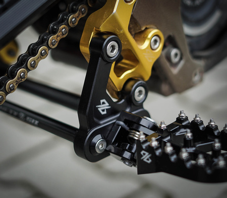 Soporte reposapiés reforzado 96, juego incluido puntal, CNC, negro. Sur-Ron Light Bee//Segway X260