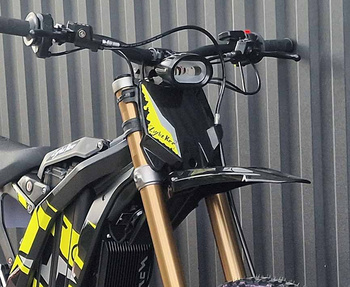 Originální tabulka se startovním číslem Surron Light Bee Off-Road (2025)